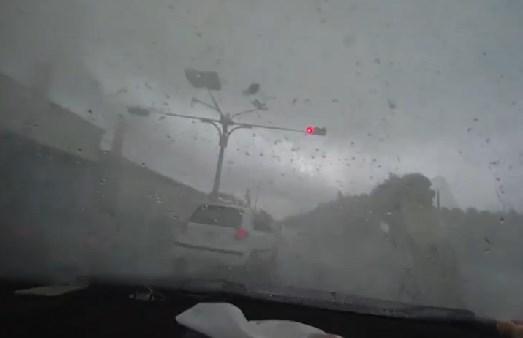 Tayvan'da fırtına arabayı uçurdu