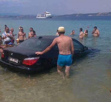 Romen turist denize arabası ile girdi