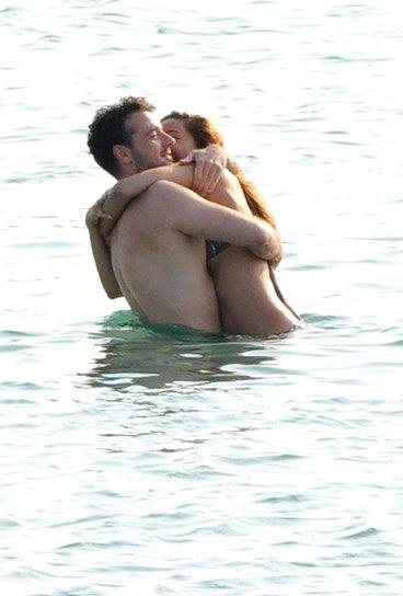 Azra Akın aşka geldi