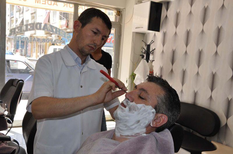 IŞİD'lilere benzememek için sakallarını kestiriyorlar