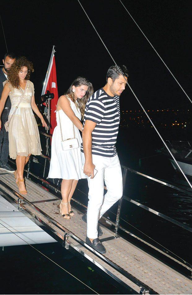 Meryem Uzerli 32. yaşını 32 metrelik yatta kutladı