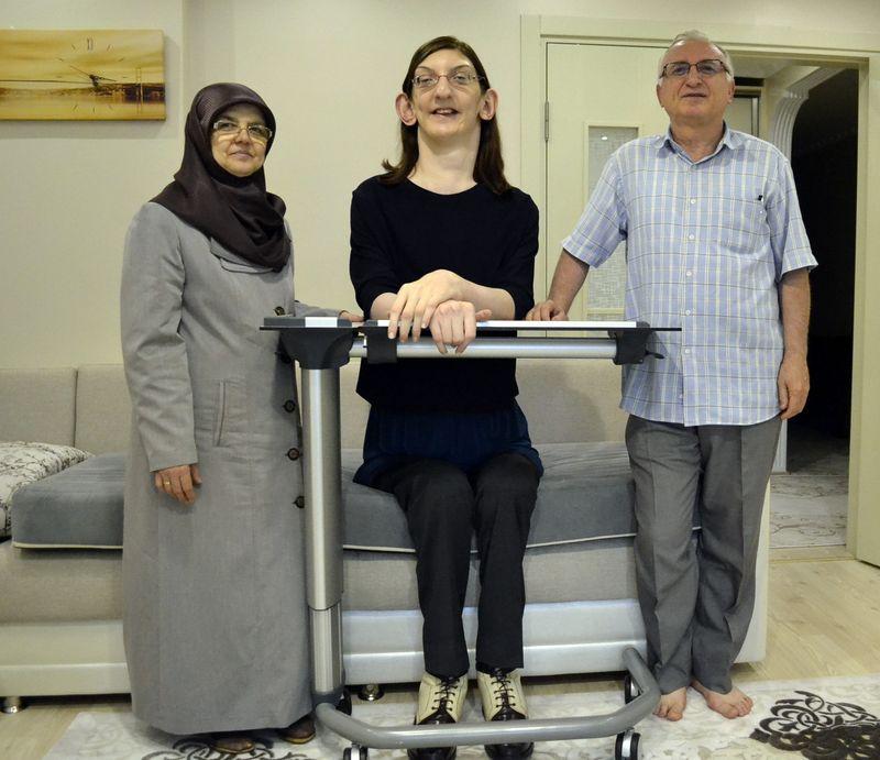 Dünyanın en uzun kızı Rümeysa Gelgi'ye yeni sertifika