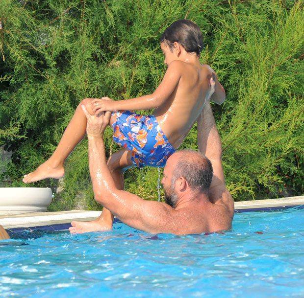 Halit Ergenç oğlu ile su parkına gitti