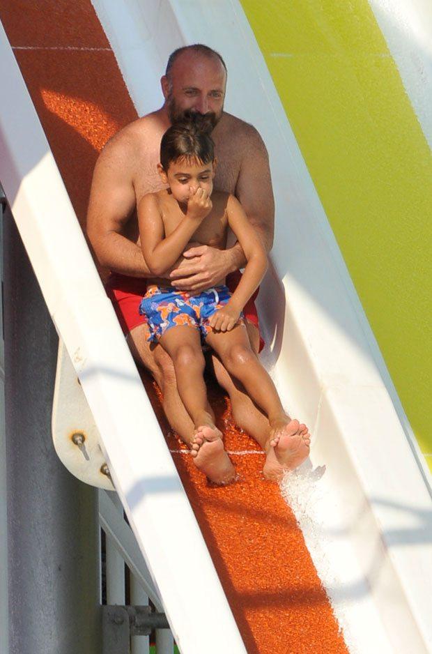 Halit Ergenç oğlu ile su parkına gitti