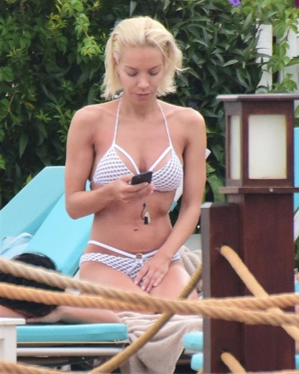 Öykü Serter tatilde