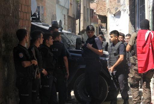 Diyarbakır'da Türk bayraklı operasyon