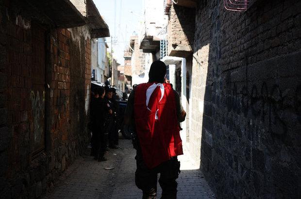 Diyarbakır'da Türk bayraklı operasyon