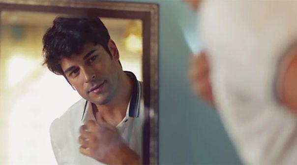 Fahriye Evcen Burak Özçivit'e takma bıyık aldı