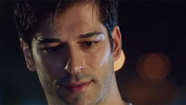 Fahriye Evcen Burak Özçivit'e takma bıyık aldı