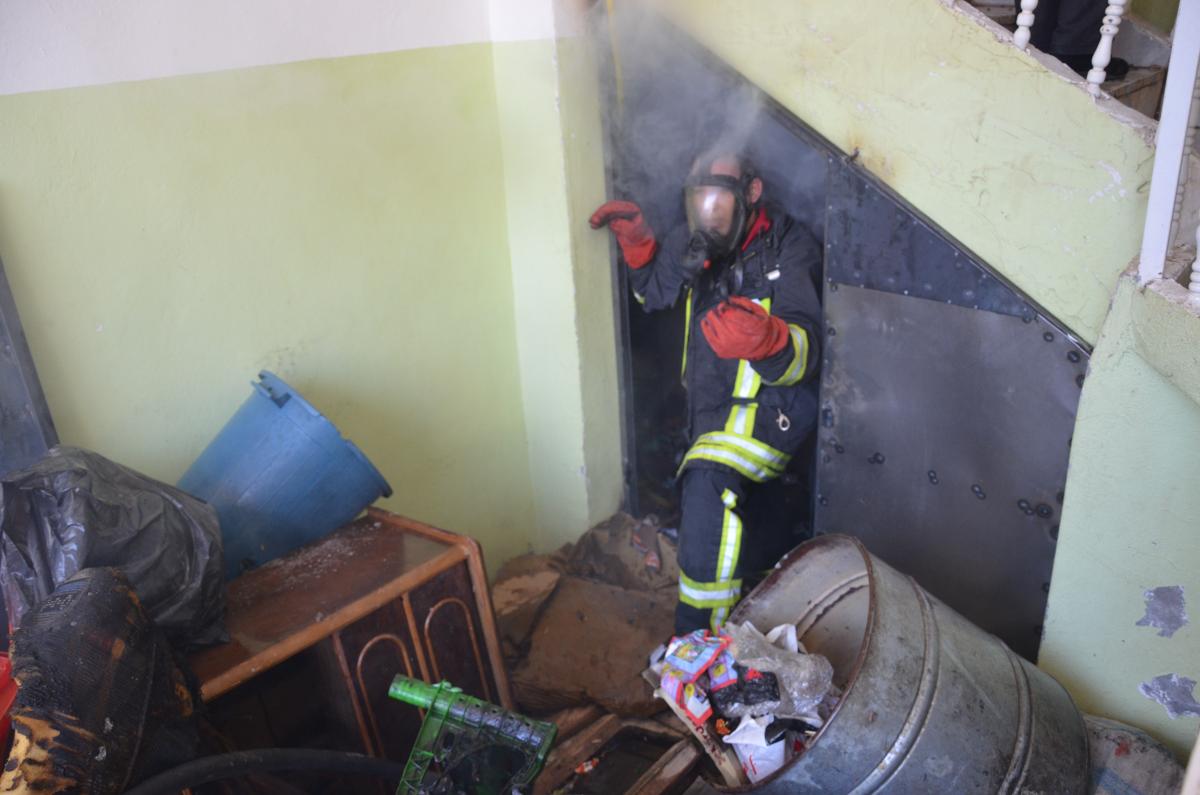 Apartmanda çıkan yangın korkuttu