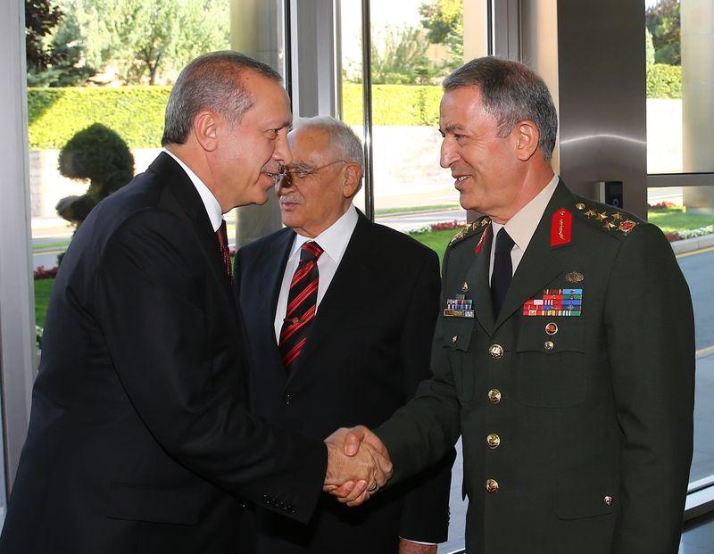 Necdet Özel görevini Hulusi Akar’a teslim etti