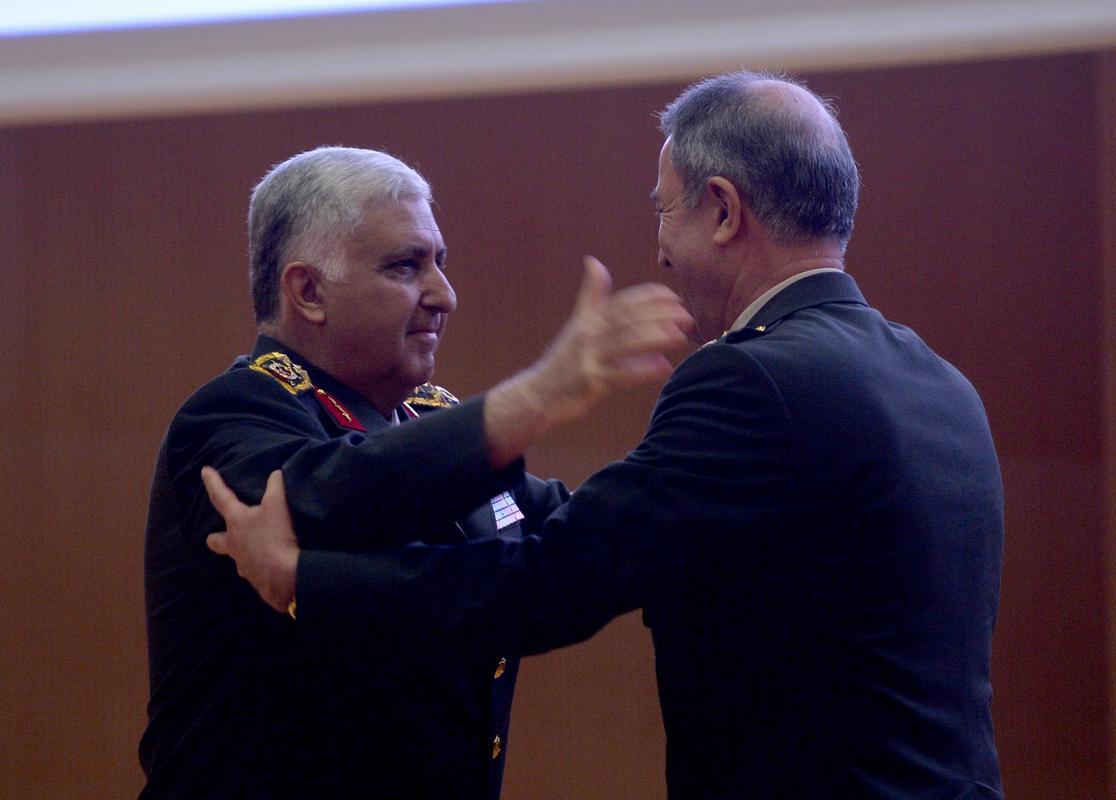 Necdet Özel görevini Hulusi Akar’a teslim etti