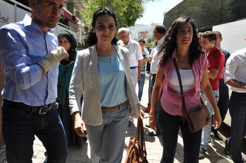 Yüksekdağ öldürülen teröristlerin ailelerini ziyaret etti