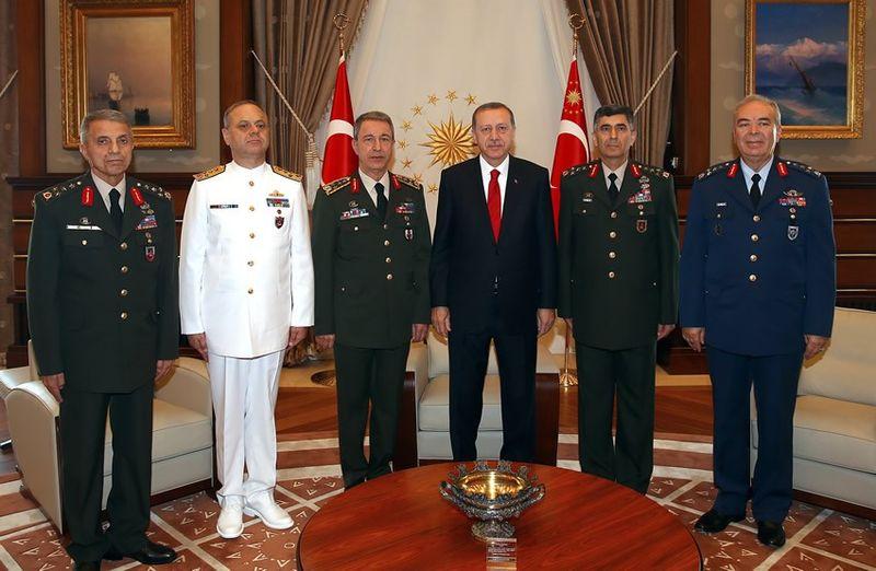 Cumhurbaşkanı Erdoğan yeni komutanlarla bir araya geldi
