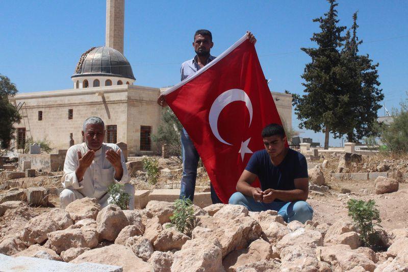 Şehidin kardeşi: Bu bayrağı yere düşürmeyeceğiz