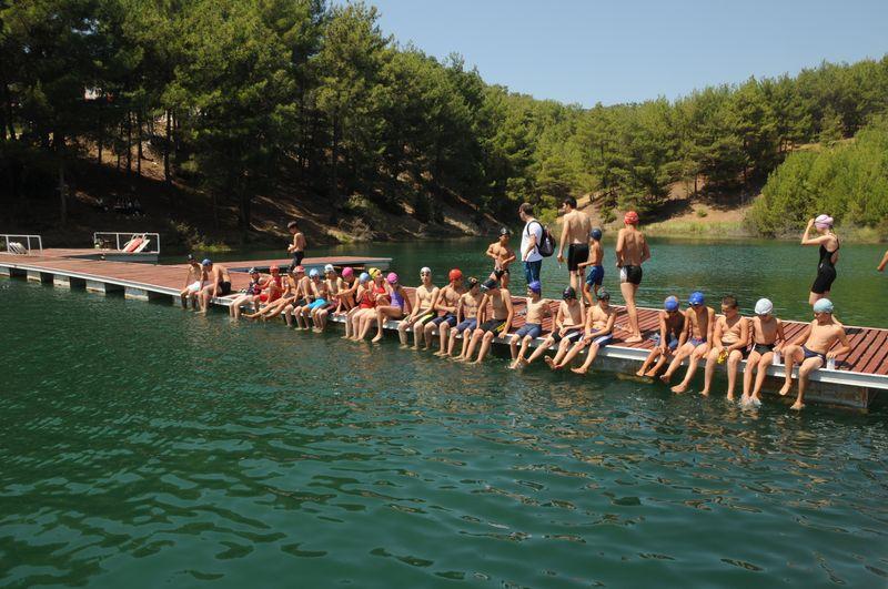 Balık kızın azmi görenleri şaşırtıyor
