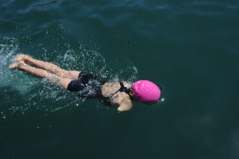 Balık kızın azmi görenleri şaşırtıyor