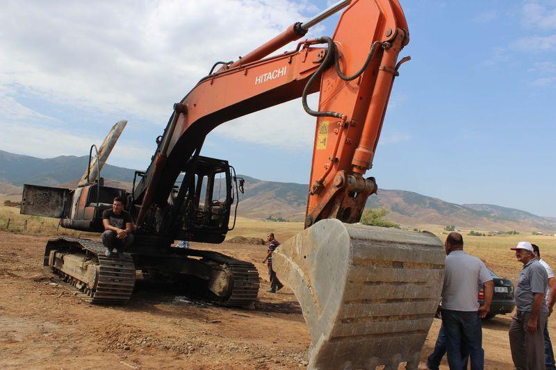 PKK Muş'ta iş makinesi yaktı