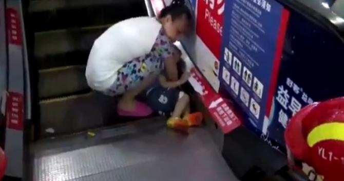 Çin'de yine yürüyen merdiven kazası yaşandı