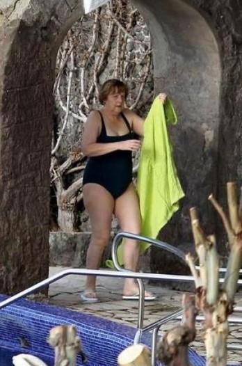 Almanya Başbakanı Merkel'in mayolu pozu