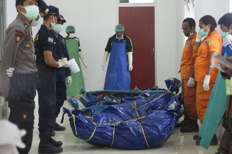 Düşen uçaktaki yolcuların cesetleri tahliye edildi