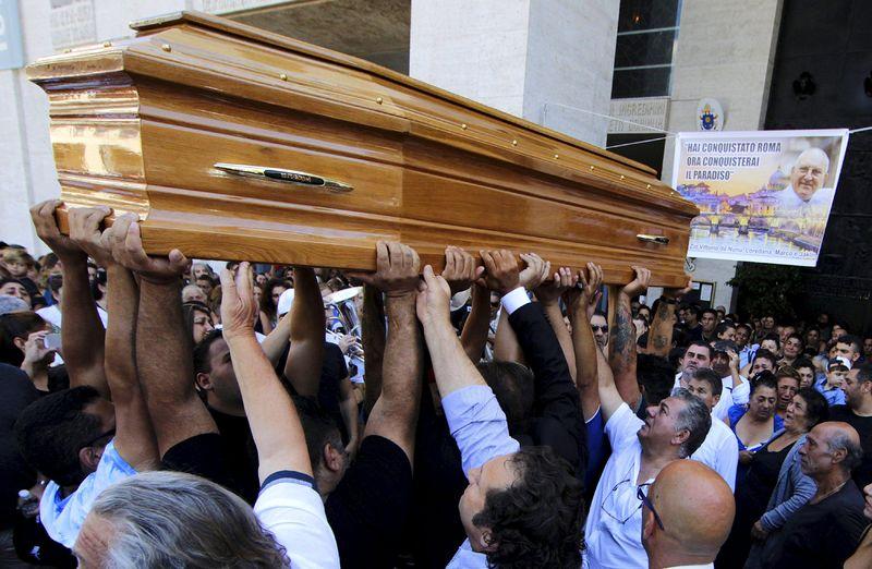 İtalya'da mafya babasına filmleri aratmayan cenaze töreni