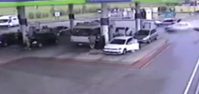 Otomobil çarpa çarpa benzinliğe daldı