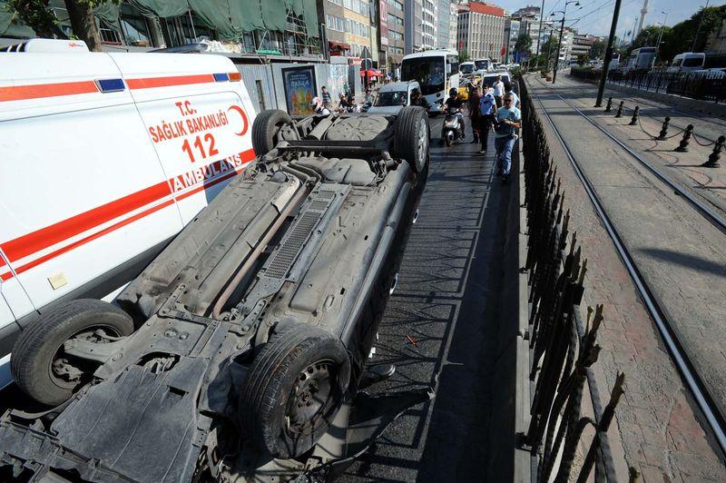 Taksi tarafından sıkıştırılan otomobil takla attı