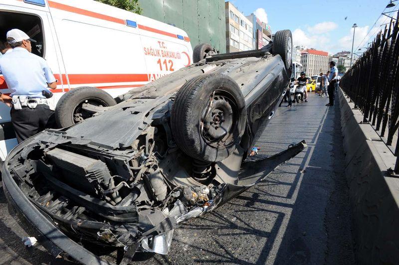 Taksi tarafından sıkıştırılan otomobil takla attı