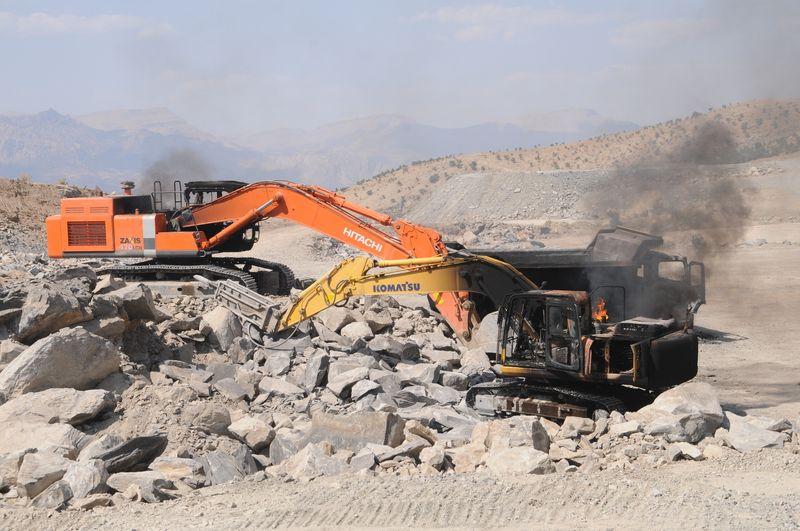 PKK Şemdinli'de 5 iş makinesi daha yaktı