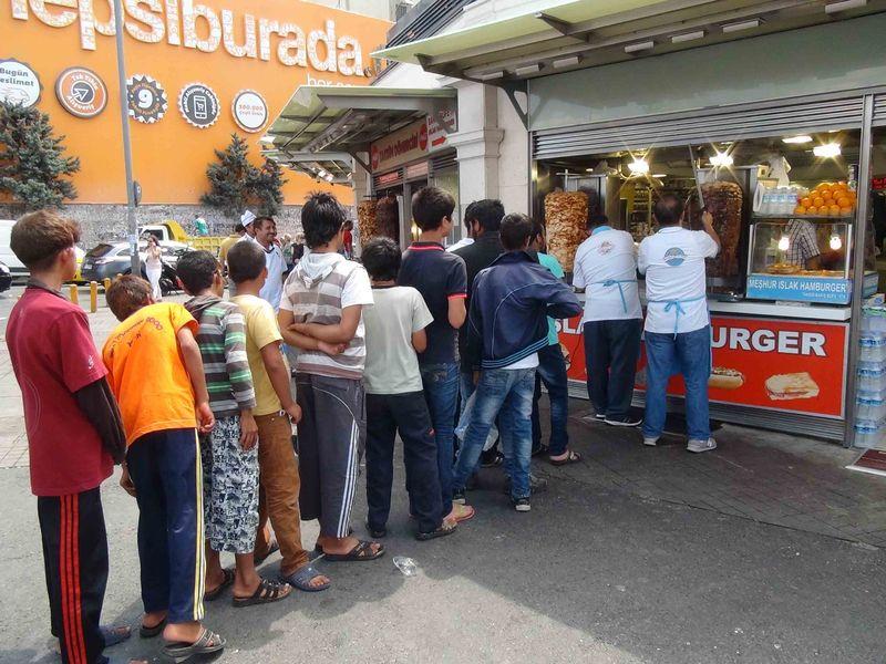 Taksim'deki dönerci 40 Suriyeli çocuğa daha döner dağıttı