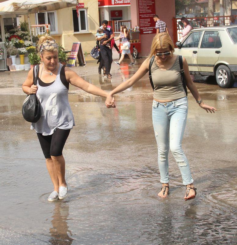 Adana'da sağanak yağış etkili oldu