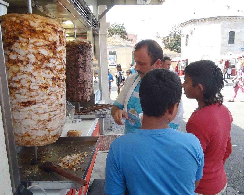 Taksim'deki dönerci 40 Suriyeli çocuğa daha döner dağıttı