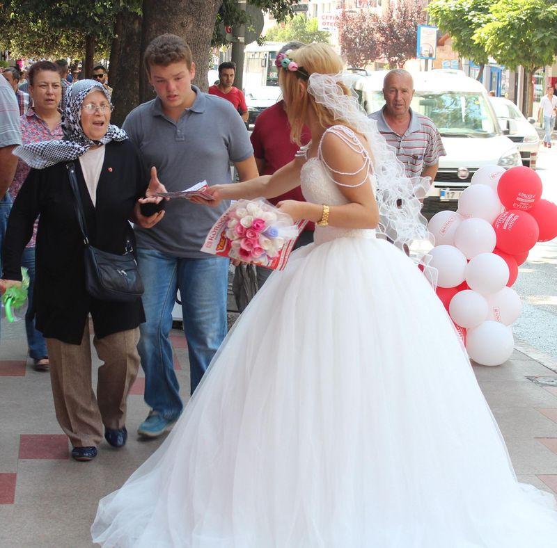 Gelinlikle broşür dağıtınca evlilik teklifi aldı