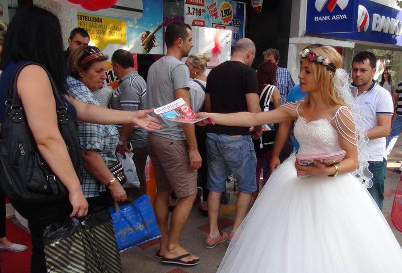 Gelinlikle broşür dağıtınca evlilik teklifi aldı