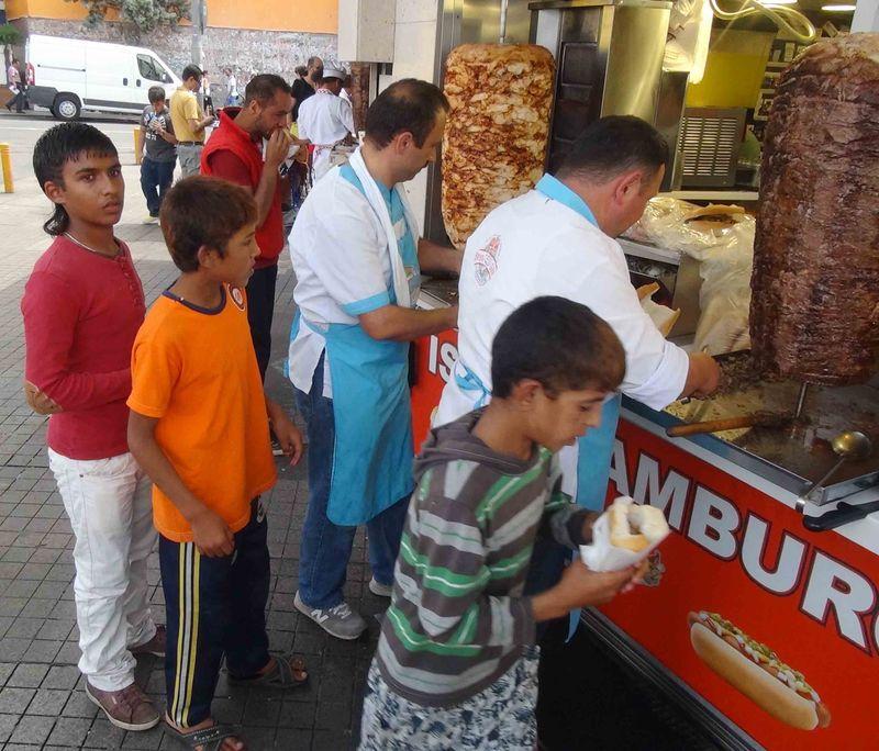 Taksim'deki dönerci 40 Suriyeli çocuğa daha döner dağıttı