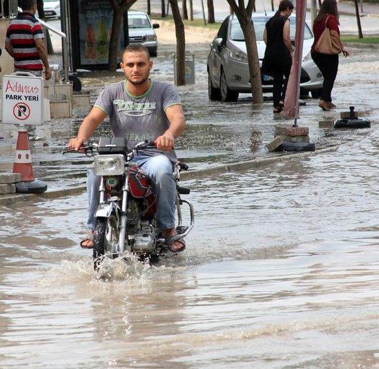 Adana'da sağanak yağış etkili oldu