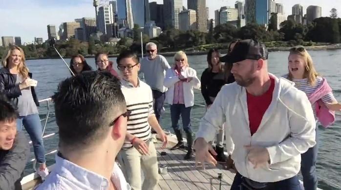 Turistlerin tekne turundaki selfie çubuğu kavgası İZLE