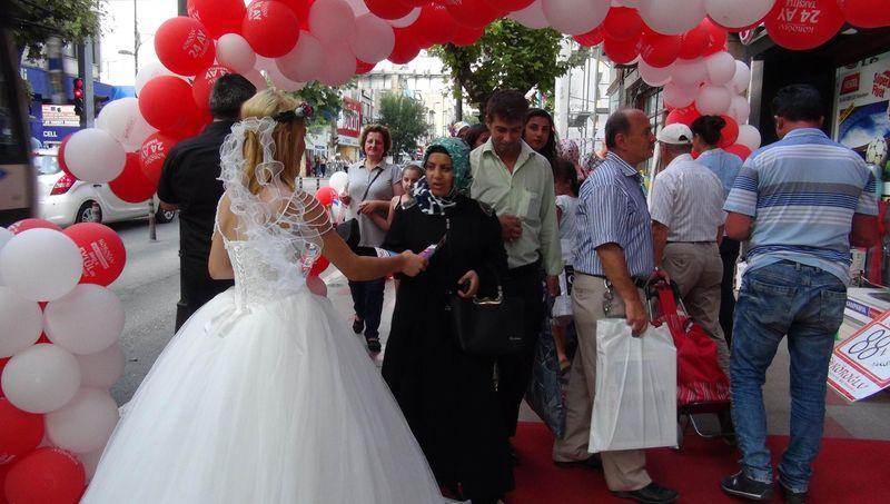Gelinlikle broşür dağıtınca evlilik teklifi aldı