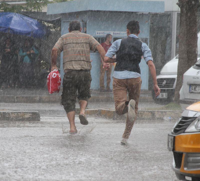Adana'da sağanak yağış etkili oldu