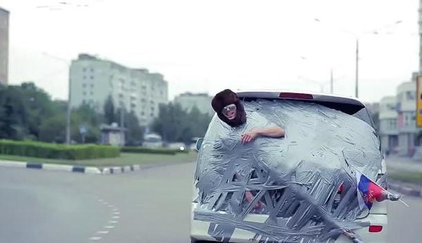 Kendini arabaya bantlayan Rus genç şehir turu attı