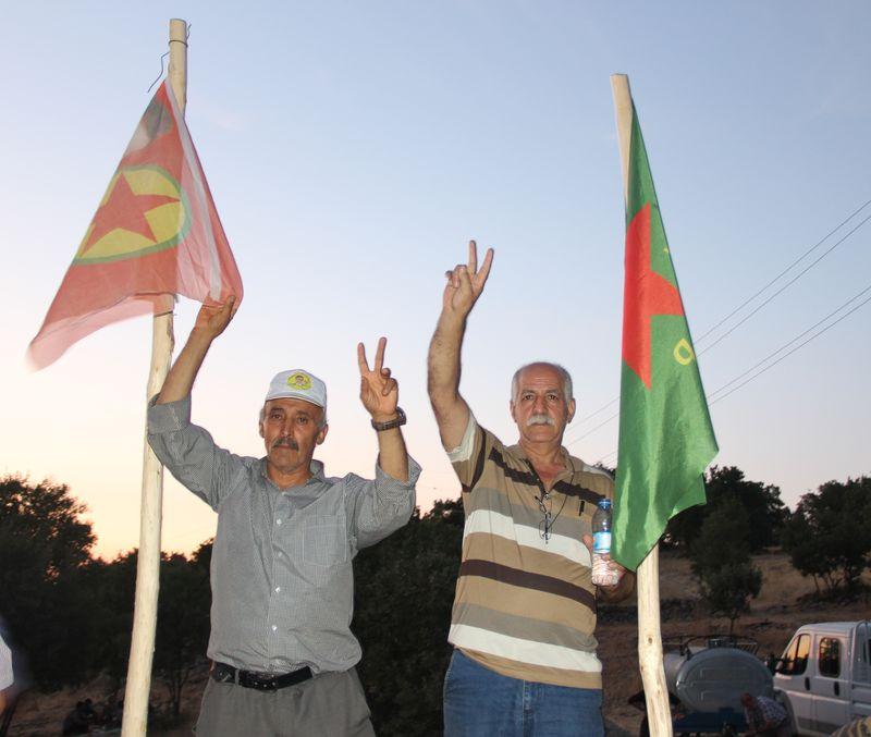 Cihan canlı kalkanlarla röportaj yaptı