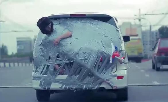 Kendini arabaya bantlayan Rus genç şehir turu attı