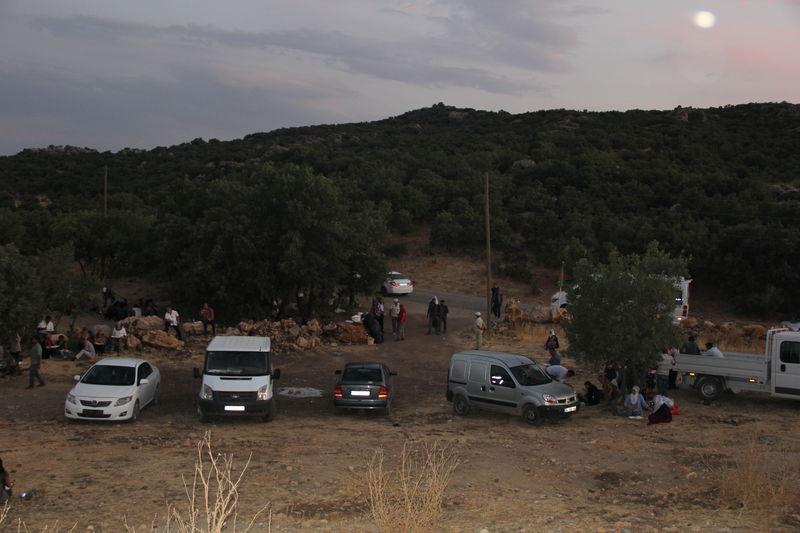 Cihan canlı kalkanlarla röportaj yaptı