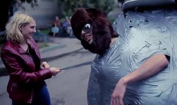 Kendini arabaya bantlayan Rus genç şehir turu attı