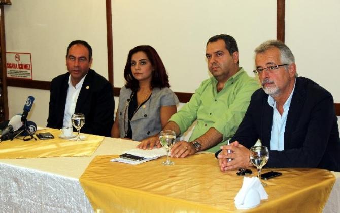 CHP milletvekilleri ile gazetecilerle tartıştı