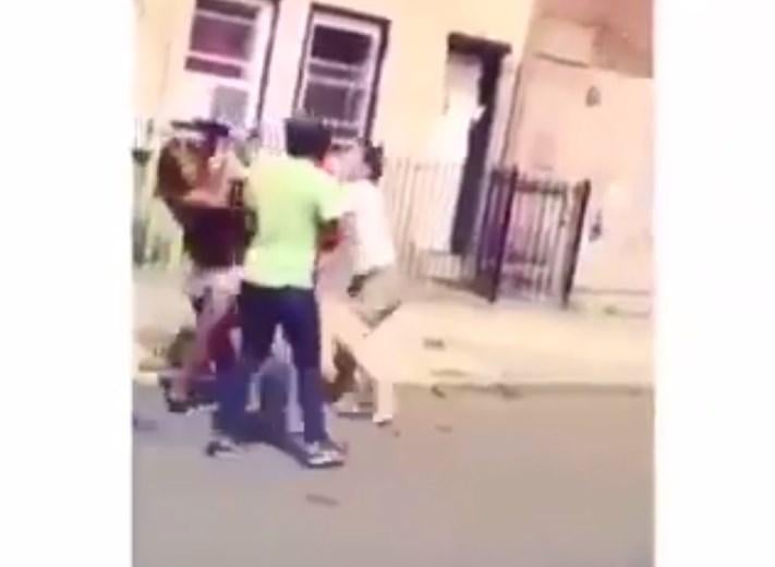 Genç kadın kavga sırasında köpeğini sopa olarak kullandı