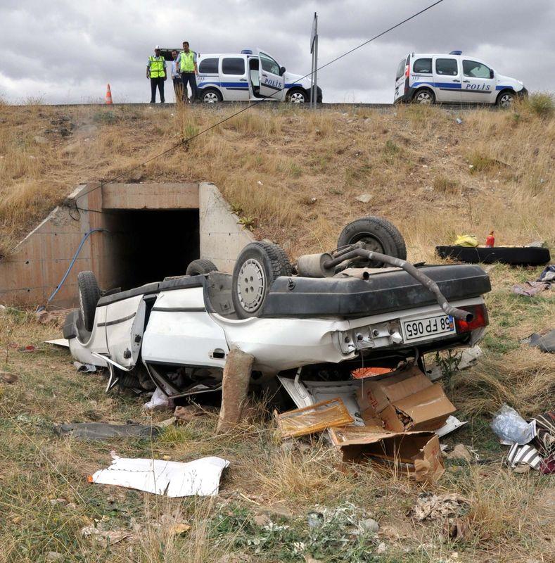 Sivas'ta otomobil şarampole devrildi: 2 yaralı