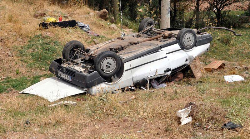 Sivas'ta otomobil şarampole devrildi: 2 yaralı