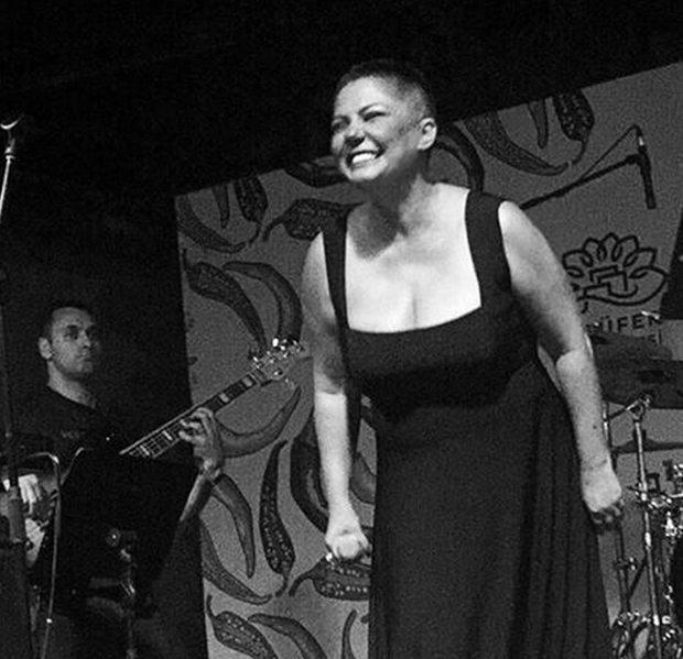 İzel Çeliköz saçını kazıttı